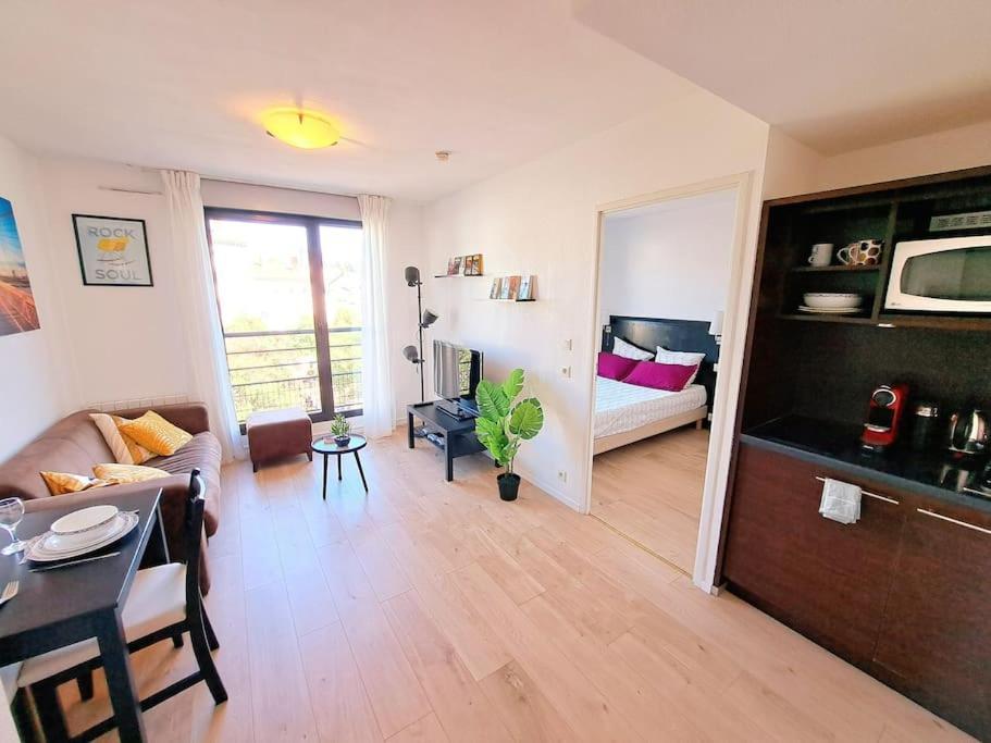 Le Valmy: Appartement Lumineux Au Pied Du Metro ليون المظهر الخارجي الصورة