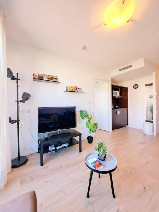 Le Valmy: Appartement Lumineux Au Pied Du Metro ليون المظهر الخارجي الصورة