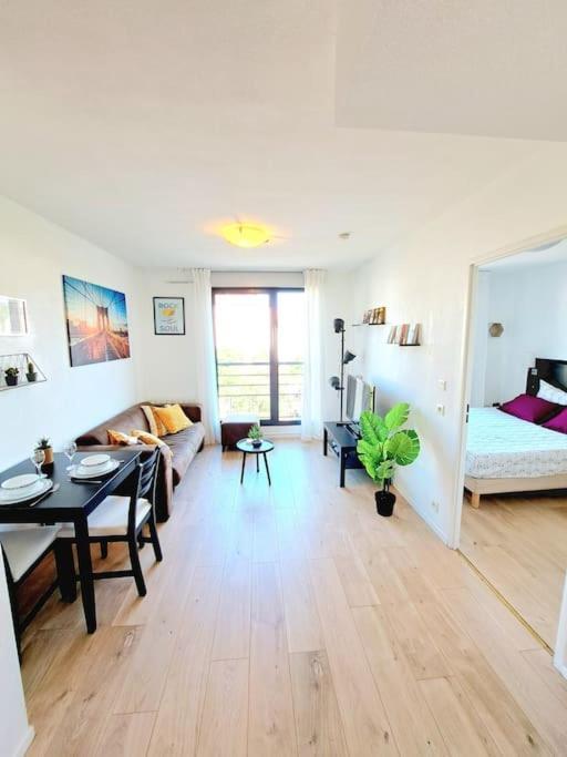 Le Valmy: Appartement Lumineux Au Pied Du Metro ليون المظهر الخارجي الصورة
