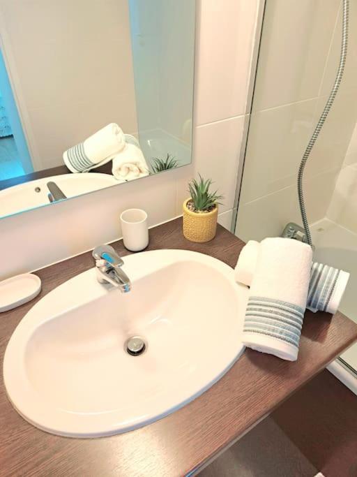 Le Valmy: Appartement Lumineux Au Pied Du Metro ليون المظهر الخارجي الصورة